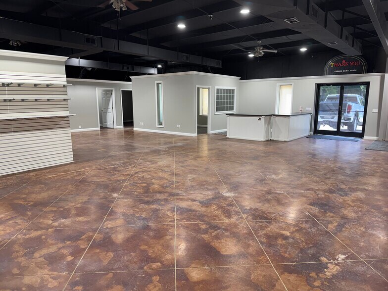More Photos Of 665 Arkadelphia Rd, Jasper Light Distribution For Lease
