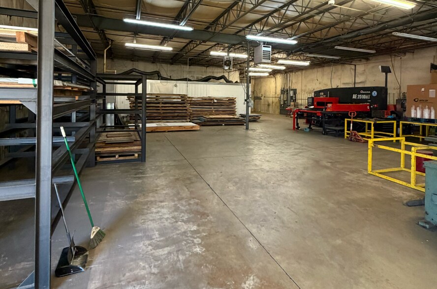 More Photos Of 9059 Sutton Pl, Hamilton Warehouse For Lease