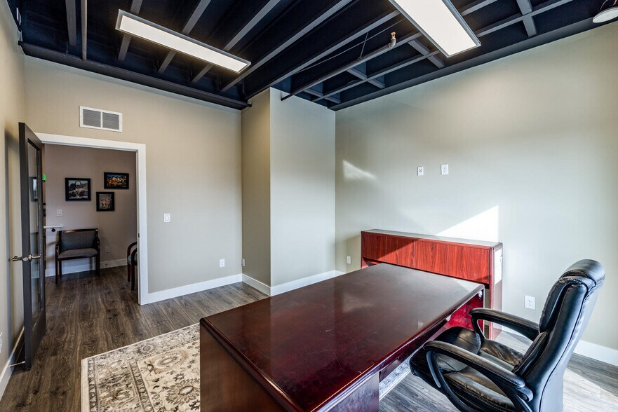 More Photos Of 4554 Forestdale Dr, Park City Showroom For Sale