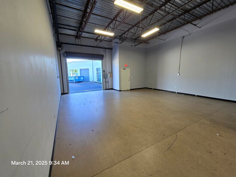 More Photos Of 7901 Kingspointe Pky, Orlando Showroom For Lease