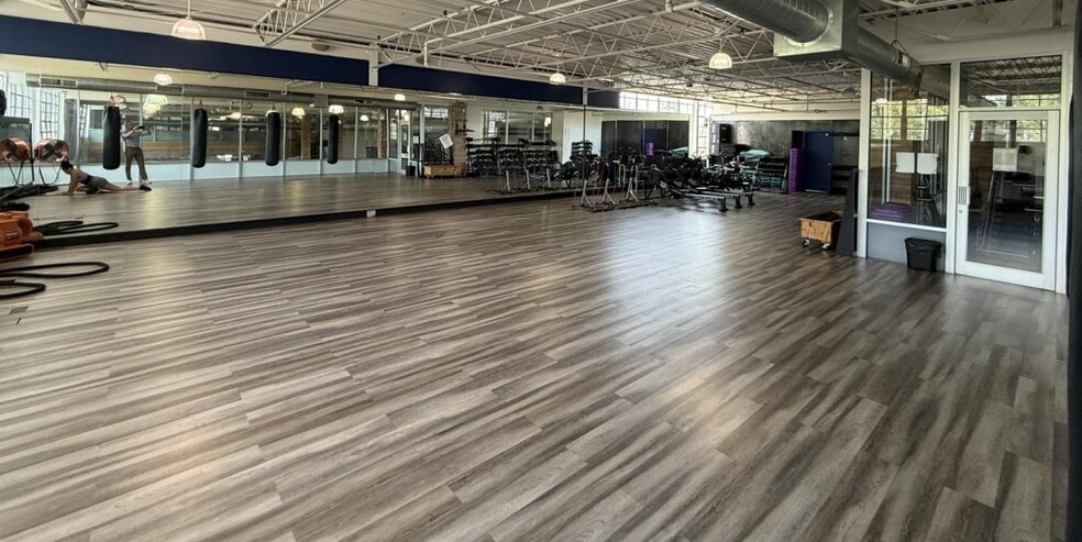 More Photos Of 150 N Midland Ave, Saddle Brook Warehouse For Sale