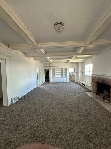 More Photos Of 353 SE Baseline St, Hillsboro General Retail For Sale