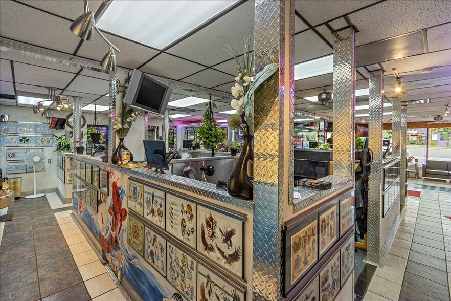 More Photos Of 11712 W Colfax Ave, Lakewood Freestanding For Lease