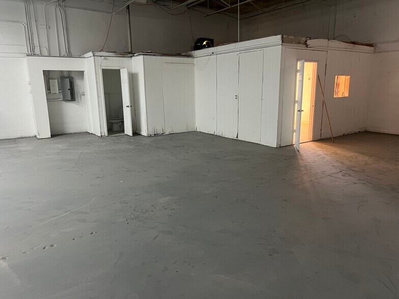 More Photos Of 683 W 26th St, Hialeah Service For Sale