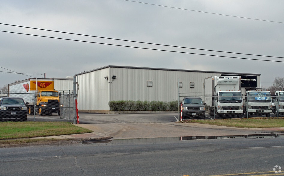More Photos Of 4711 E 7th St, Austin Auto Repair For Lease