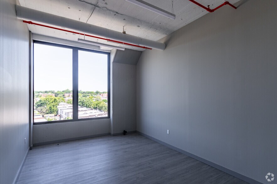 More Photos Of 184-10-184-60 Jamaica Ave, Jamaica Manufacturing For Lease