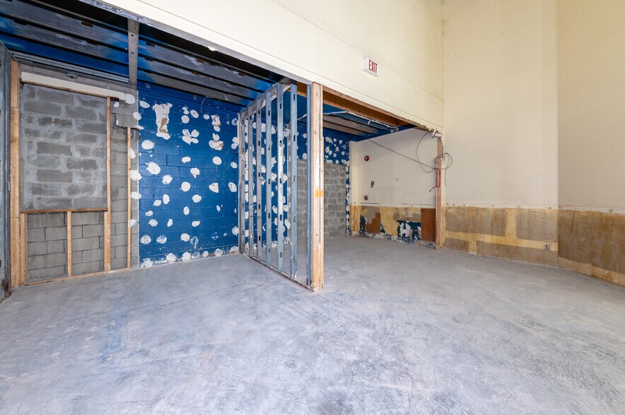 More Photos Of 50 Middletown Loop, White Hall Storefront Retail Office For Lease