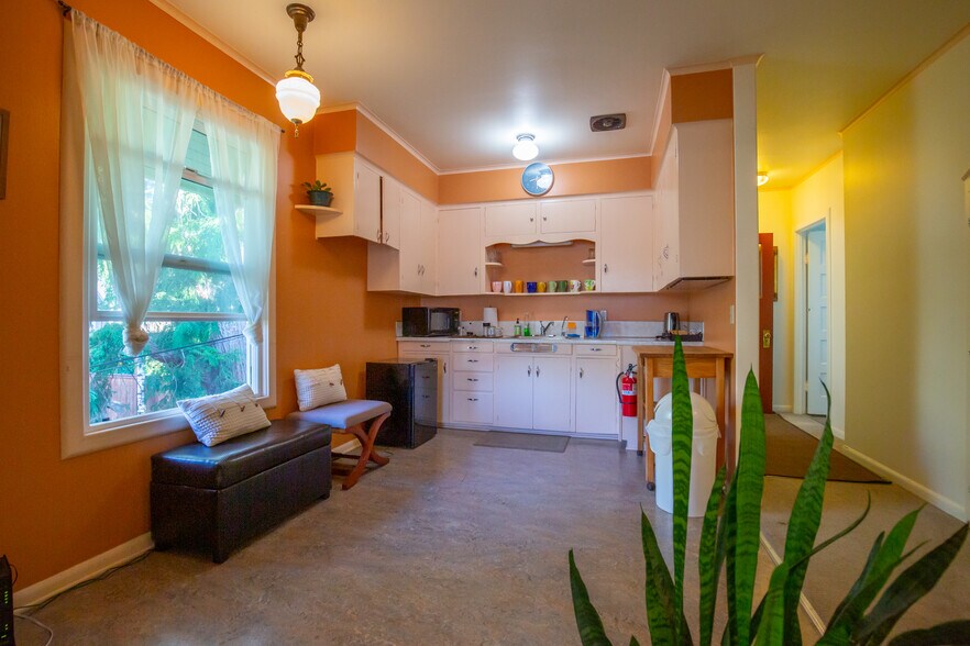 More Photos Of 2931-2935 NE Broadway St, Portland Storefront Retail Office For Sale