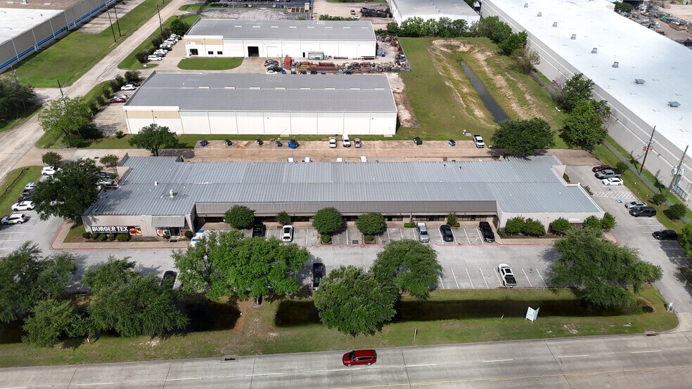 More Photos Of 10900 Brittmoore Park Dr, Houston Research And Development For Lease