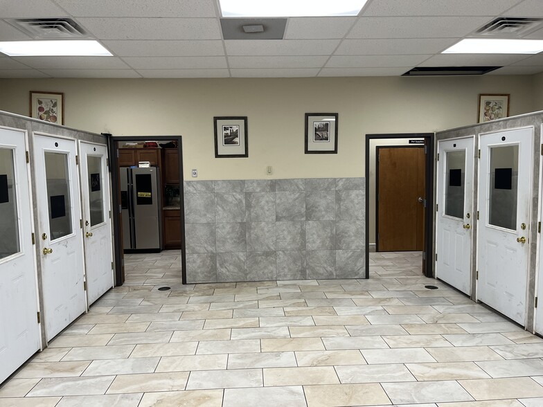More Photos Of 1343 Lane Ave S, Jacksonville Veterinarian Kennel For Sale