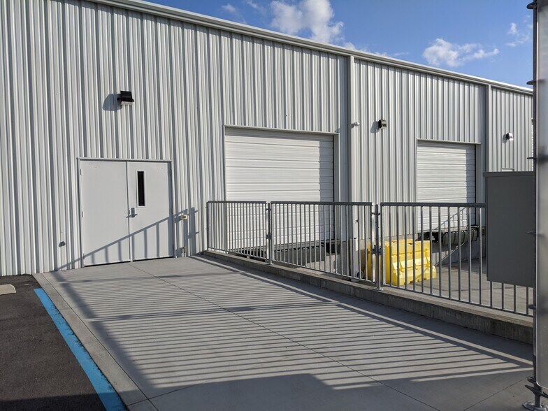 More Photos Of 17 International Ct, Greenville Warehouse For Lease