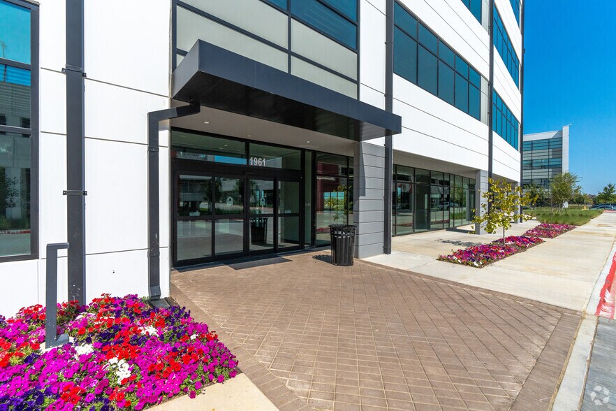 More Photos Of 1961 SH 121, Lewisville Unknown For Lease