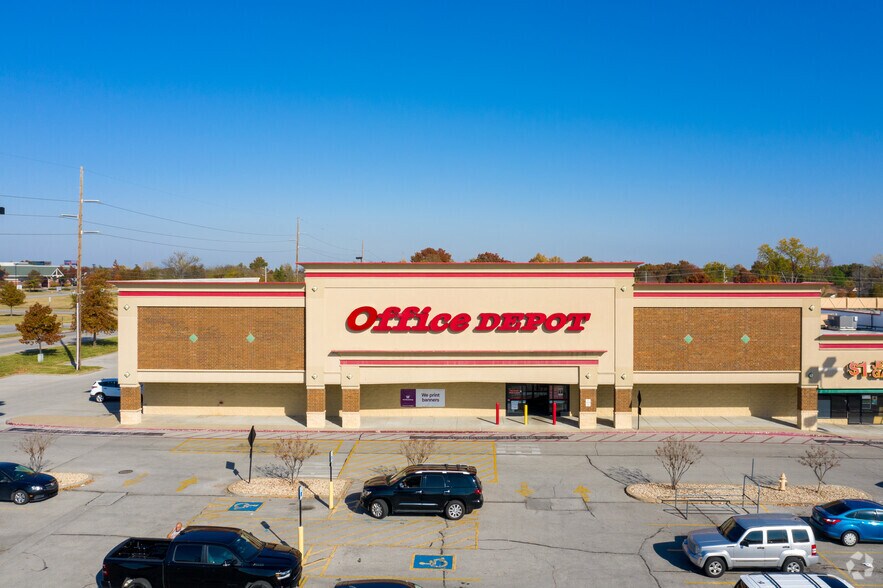 More Photos Of 11011-11123 E 71st St, Tulsa Unknown For Lease