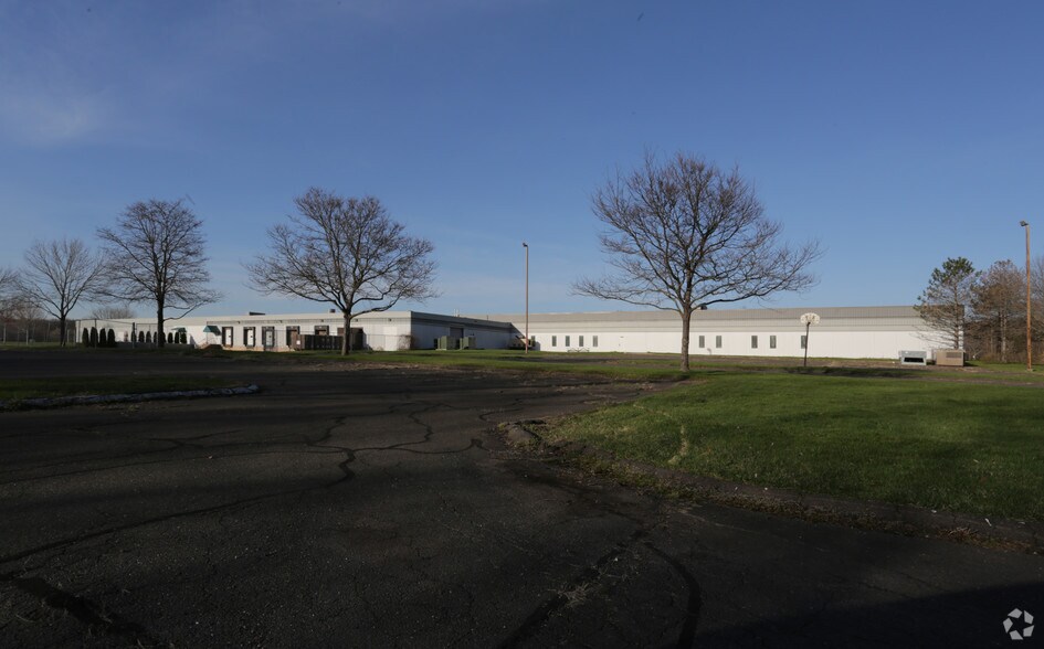 More Photos Of 18 Craftsman Rd, East Windsor Warehouse For Lease