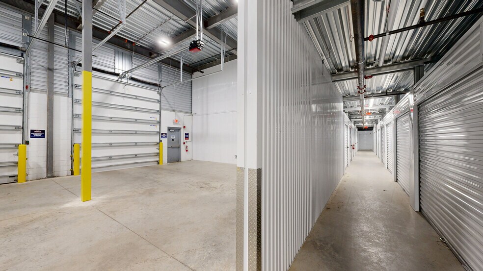 More Photos Of 2320 E Mall Dr, Fort Myers Warehouse For Lease