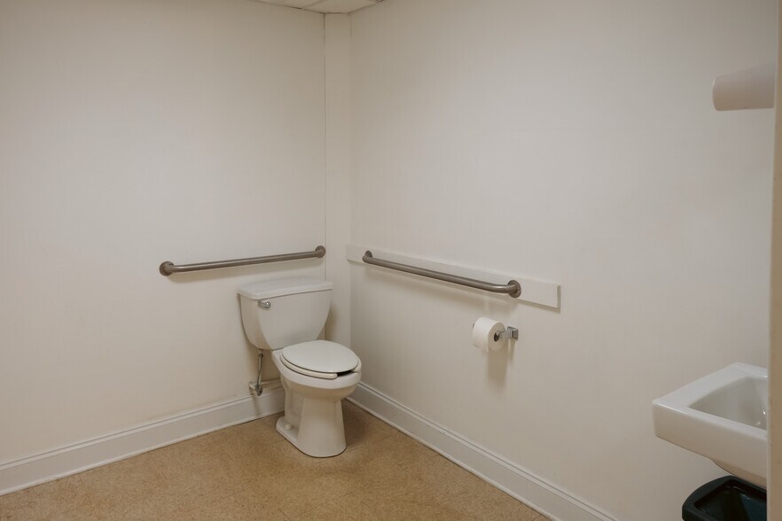 More Photos Of 12 Sevier St, Greenville Freestanding For Lease