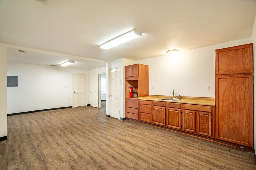 More Photos Of 401 W Simonds Rd, Seagoville Office For Sale