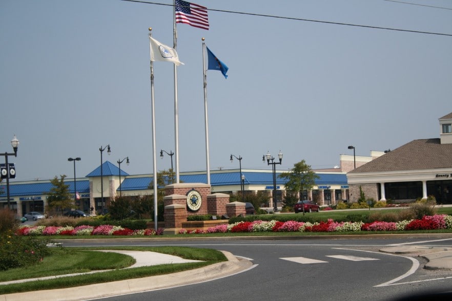 More Photos Of 17252 N Village Main Blvd, Lewes General Retail For Lease