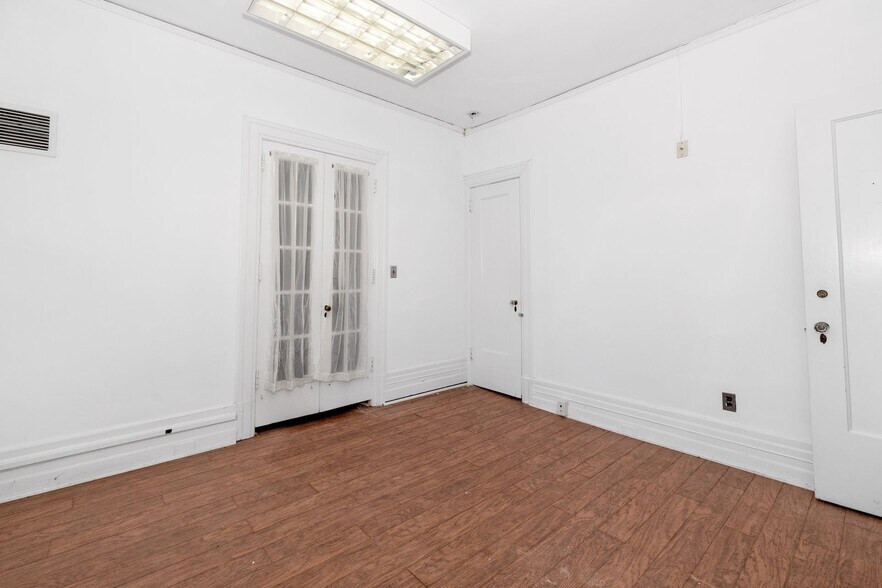 More Photos Of 1022 N Broadway, Yonkers Office For Lease