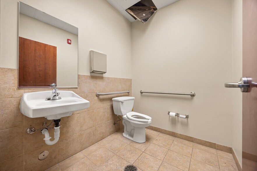 More Photos Of 430 E Mississippi Ave, Elwood Bank For Sale