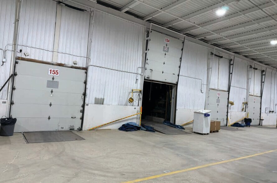 More Photos Of 170 Furniture Park, Winnipeg Distribution For Lease