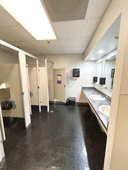 More Photos Of 840 Lakeside Dr, Mobile Warehouse For Lease