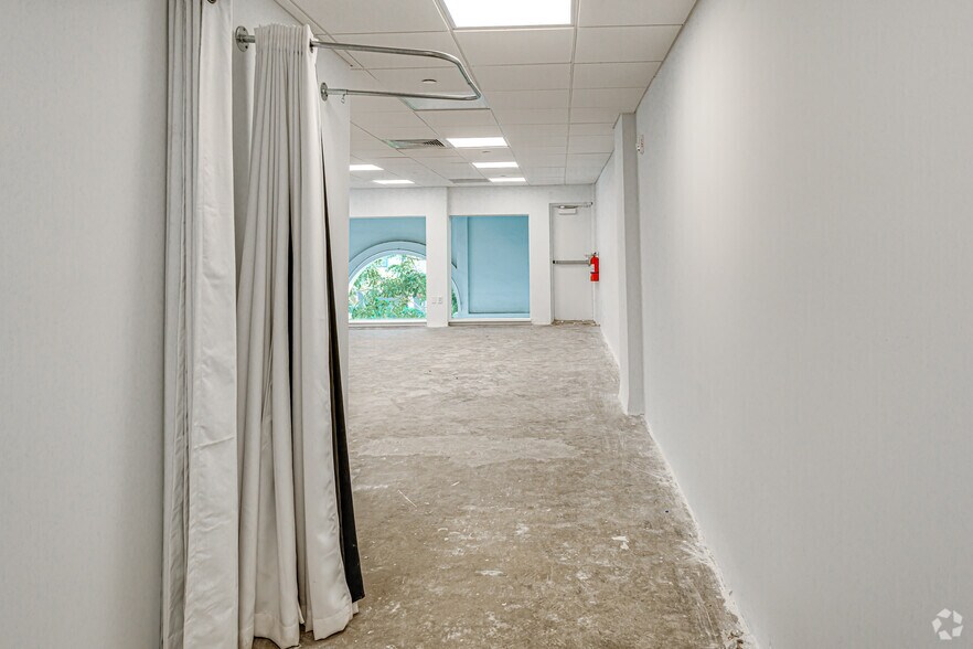 More Photos Of 70 Royal Poinciana Plz, Palm Beach Unknown For Lease