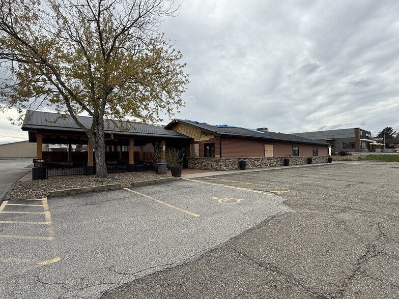 More Photos Of 15585 W High St, Middlefield General Retail For Lease