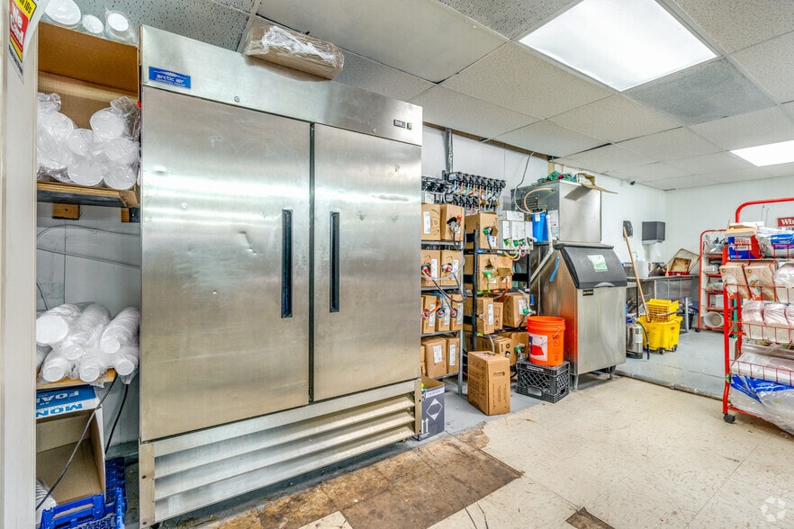 More Photos Of 1201 6th St, Ryan General Retail For Sale