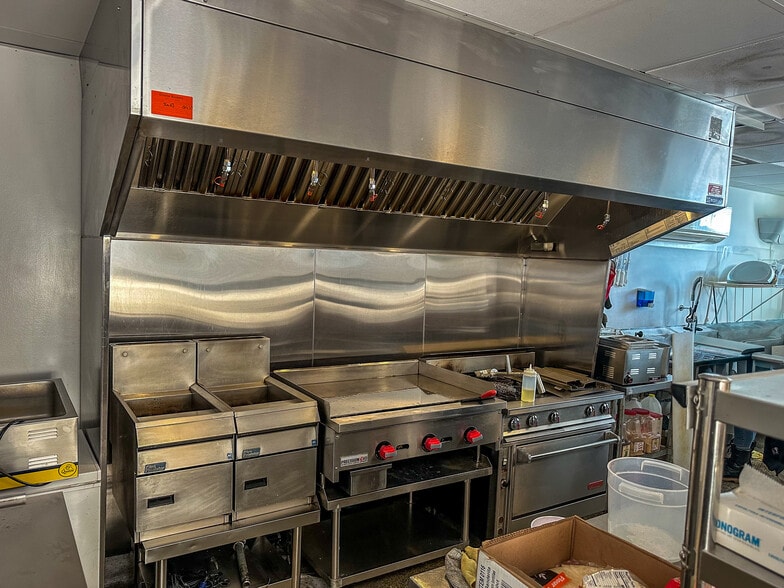 More Photos Of 150 Chelsea Harbor Dr, Norwich Restaurant For Lease