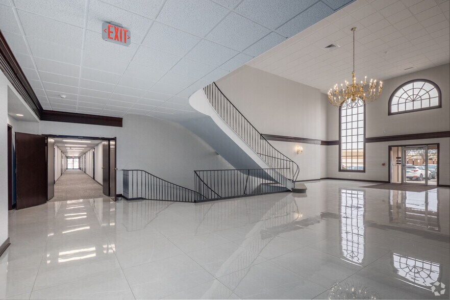 More Photos Of 188 Industrial Dr, Elmhurst Office For Lease