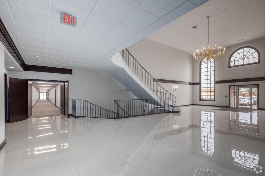 More Photos Of 188 Industrial Dr, Elmhurst Office For Lease