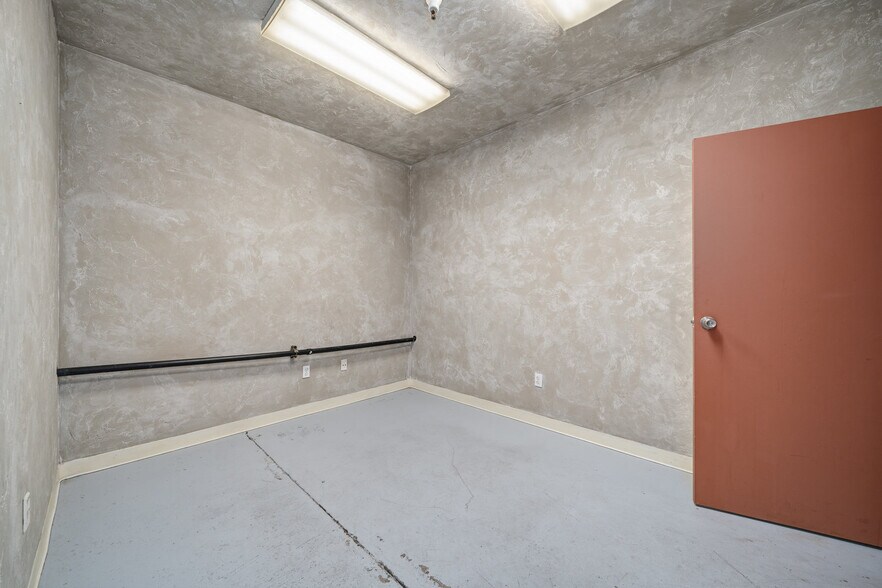 More Photos Of 3230 Riverside Ave, Paso Robles Manufacturing For Lease