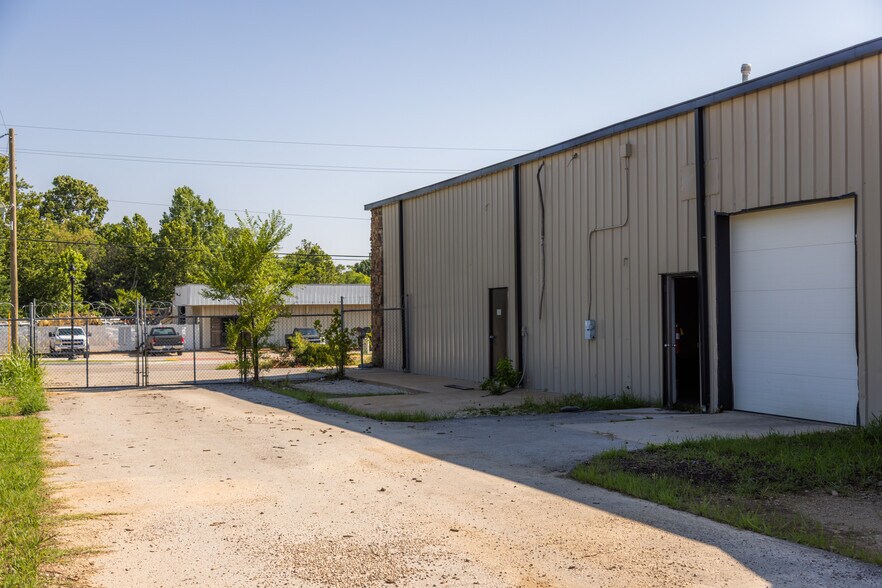 More Photos Of 535 W Poplar St, Fayetteville Warehouse For Lease