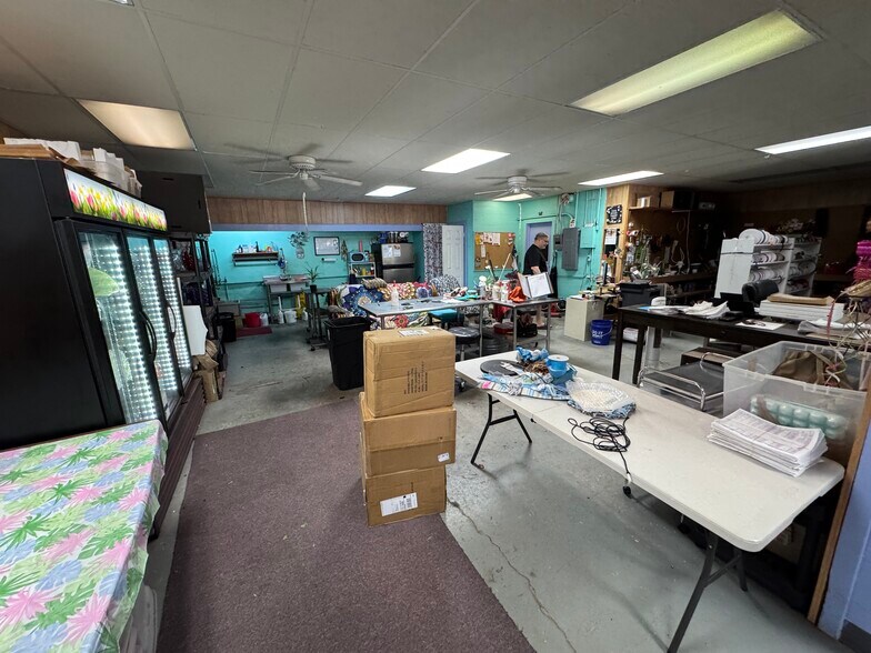 More Photos Of 706 N Perry St, Palestine General Retail For Sale