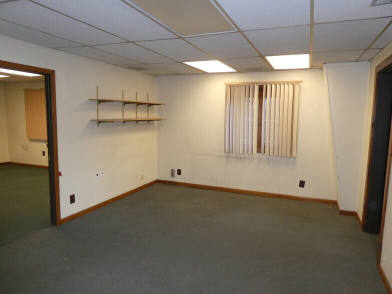 More Photos Of 425 N Grove St, Berlin Warehouse For Lease