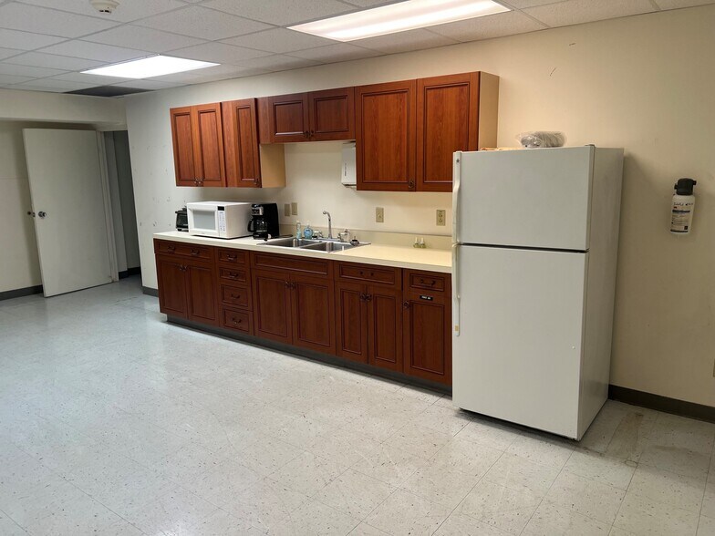 More Photos Of 1206 Quarrier St, Charleston Office For Lease
