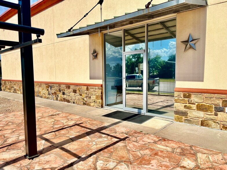 More Photos Of 102 W Dallas St, Llano Storefront Retail Office For Lease