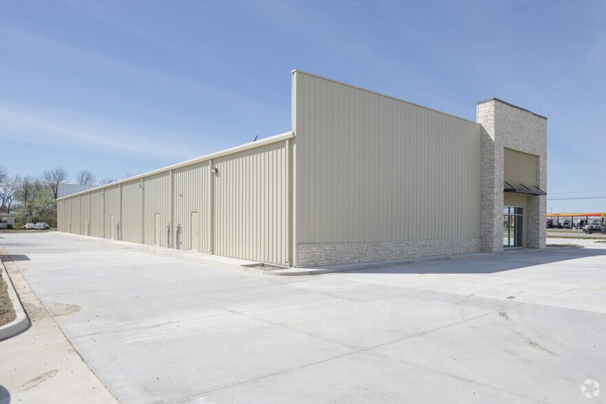 More Photos Of 900 Meriweather St, Okmulgee General Retail For Lease