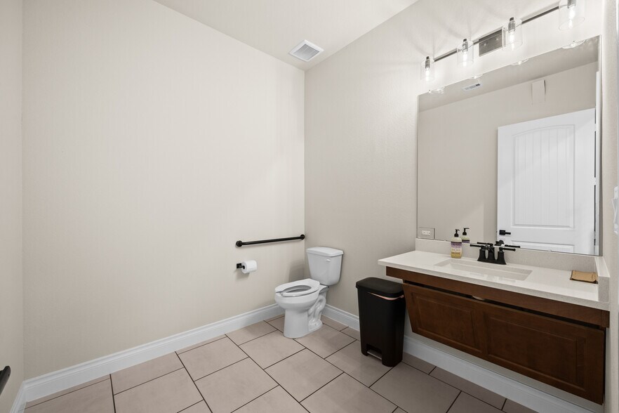 More Photos Of 19151 Oak Canyon Dr, Conroe Coworking Space