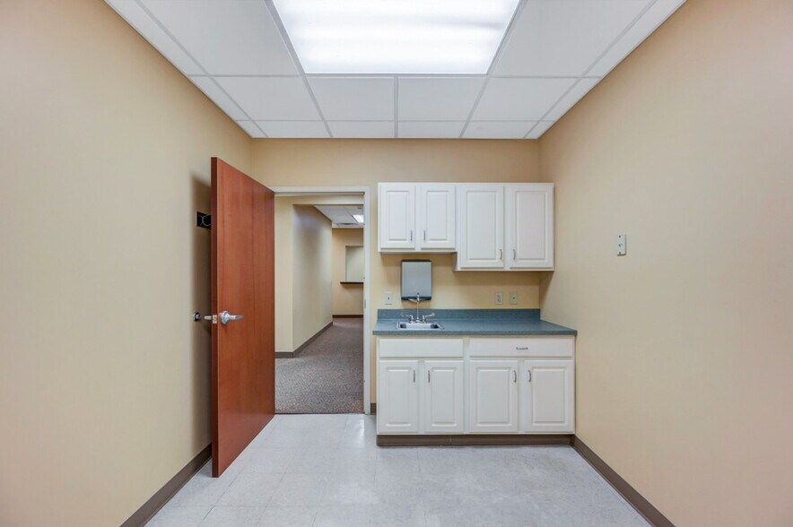 More Photos Of 1110 Clay Ave, Dunmore Medical For Lease