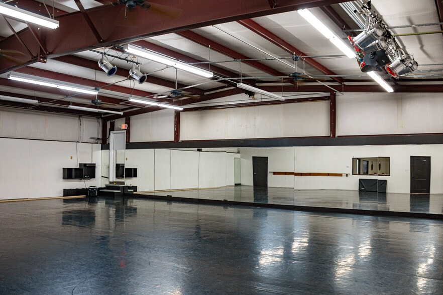 More Photos Of 409 Rayford Rd, Spring Freestanding For Sale