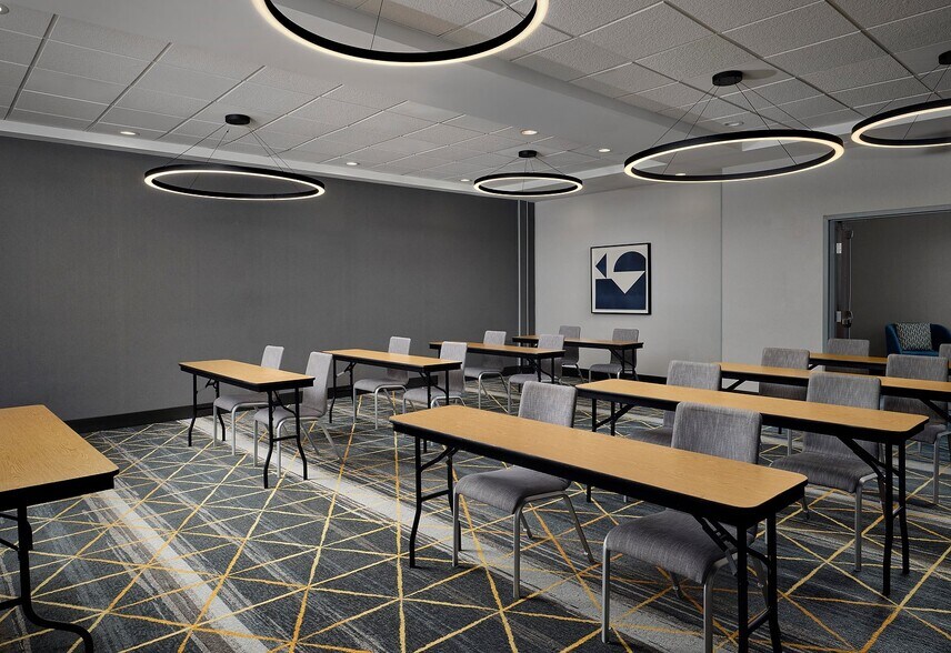 More Photos Of 100 N Frontage Rd, Meridian Hotel For Sale