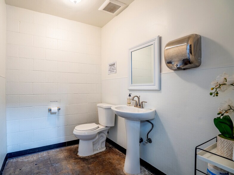 More Photos Of 2807 S Olive St, Los Angeles Warehouse For Sale