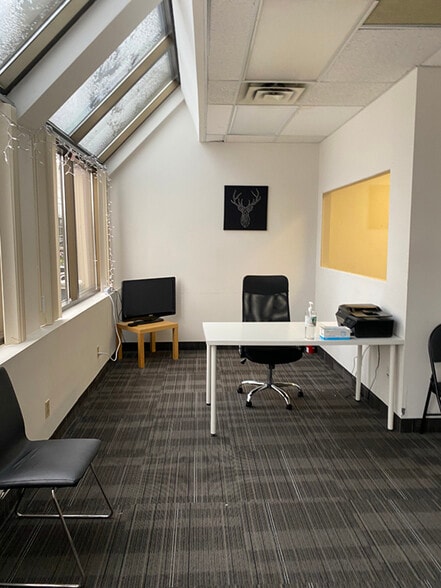 More Photos Of 392-396 Clarence St, London Office For Lease