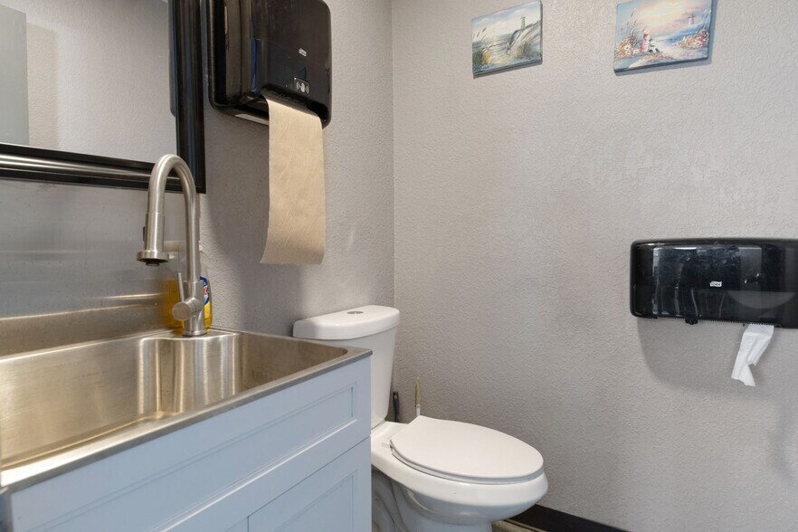 More Photos Of 6826 Ridge Rd, Port Richey Auto Repair For Sale