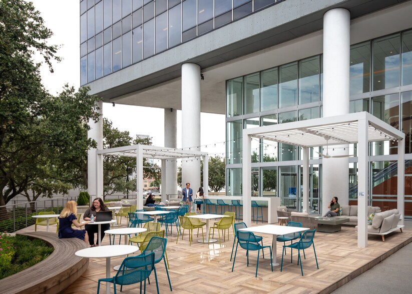 More Photos Of 24 Greenway Plz, Houston Office For Lease