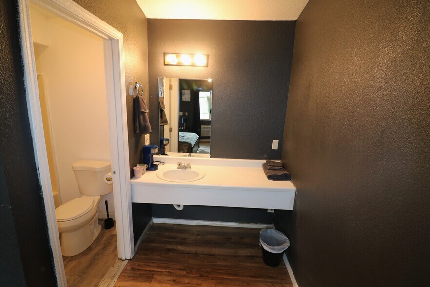 More Photos Of 127 Pacific Ave, Glendale Hotel For Sale