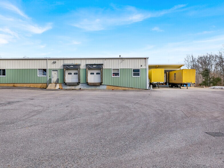 More Photos Of 16 Swamscott St, Newfields Warehouse For Lease