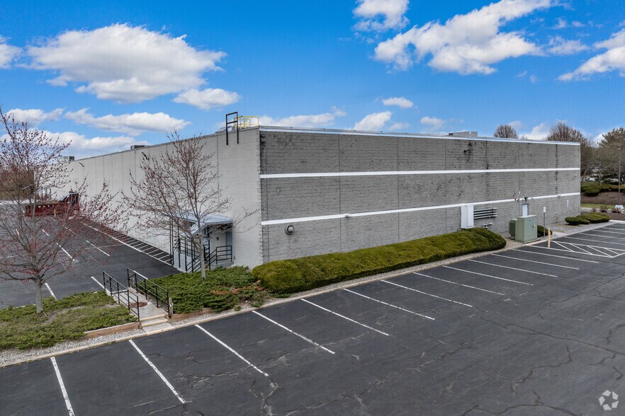 More Photos Of 19 Commerce Dr, Cranbury Warehouse For Lease